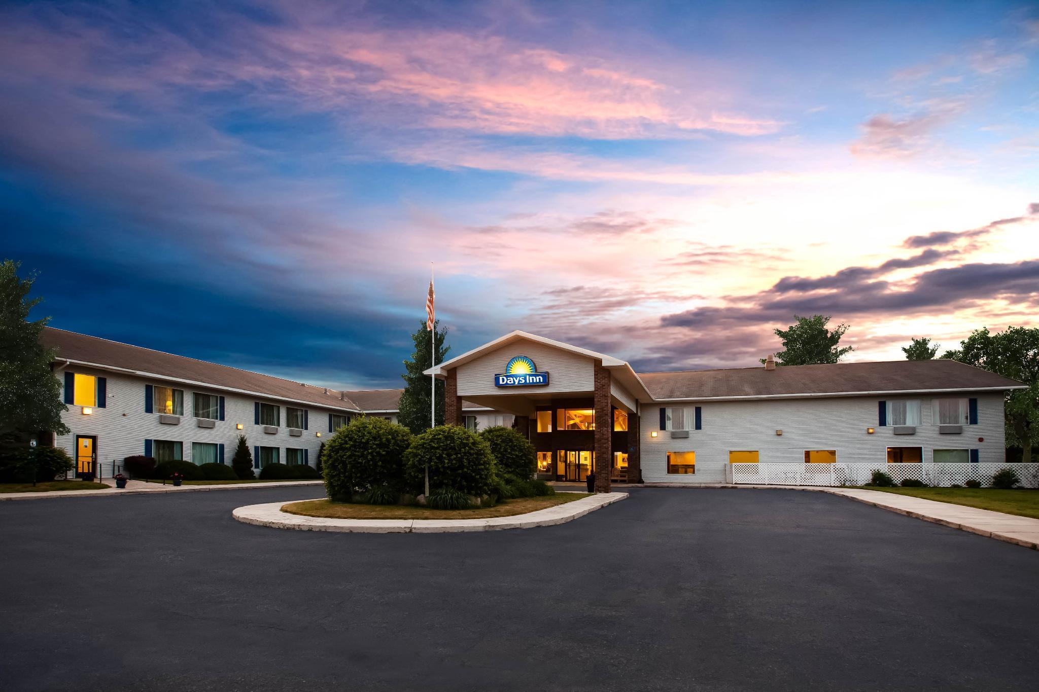 Days Inn By Wyndham Кадилак Екстериор снимка
